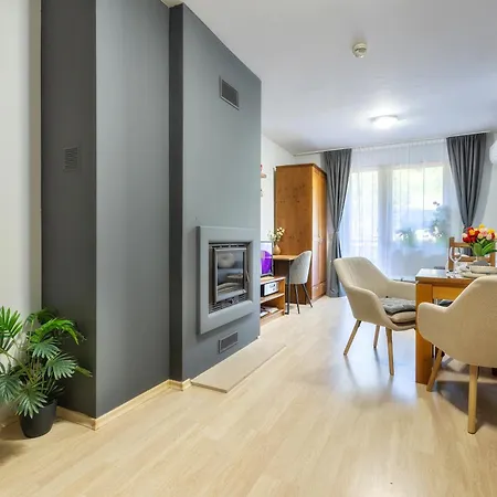 2-room Forest Retreat - Fireplace, Veranda, Bbq, Views * バンスコ