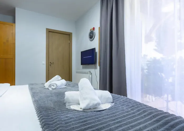 2-room Forest Retreat - Fireplace, Veranda, Bbq, Views *